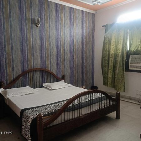 Oyo Metro View Residency Near Snow World Hotel โนอิดา ภายนอก รูปภาพ