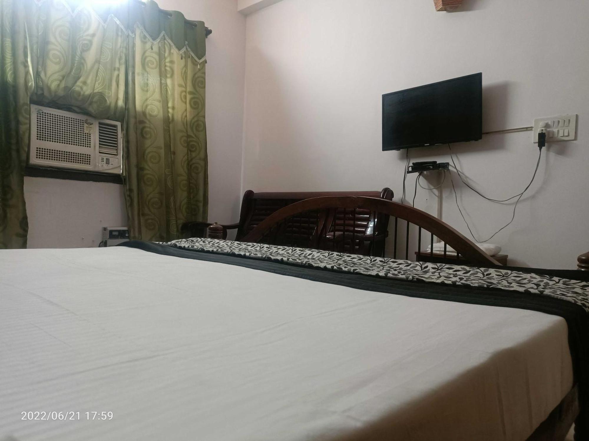 Oyo Metro View Residency Near Snow World Hotel โนอิดา ภายนอก รูปภาพ
