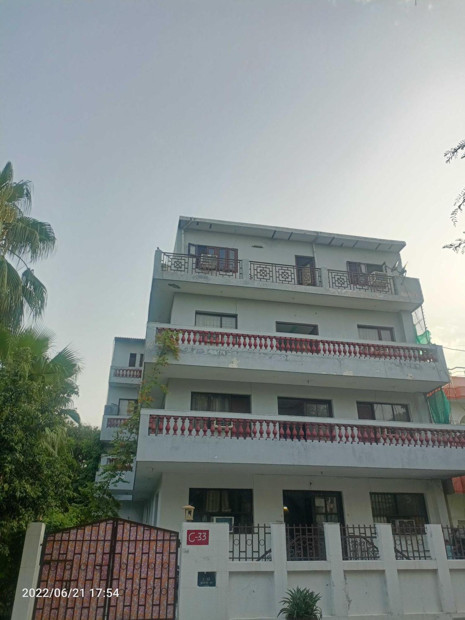 Oyo Metro View Residency Near Snow World Hotel โนอิดา ภายนอก รูปภาพ