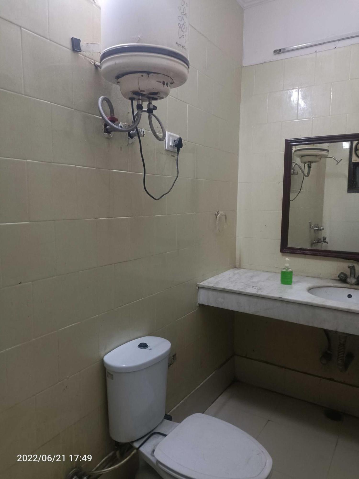 Oyo Metro View Residency Near Snow World Hotel โนอิดา ภายนอก รูปภาพ