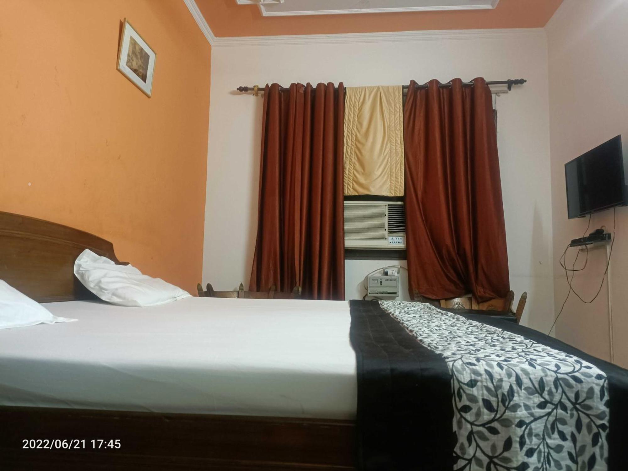 Oyo Metro View Residency Near Snow World Hotel โนอิดา ภายนอก รูปภาพ