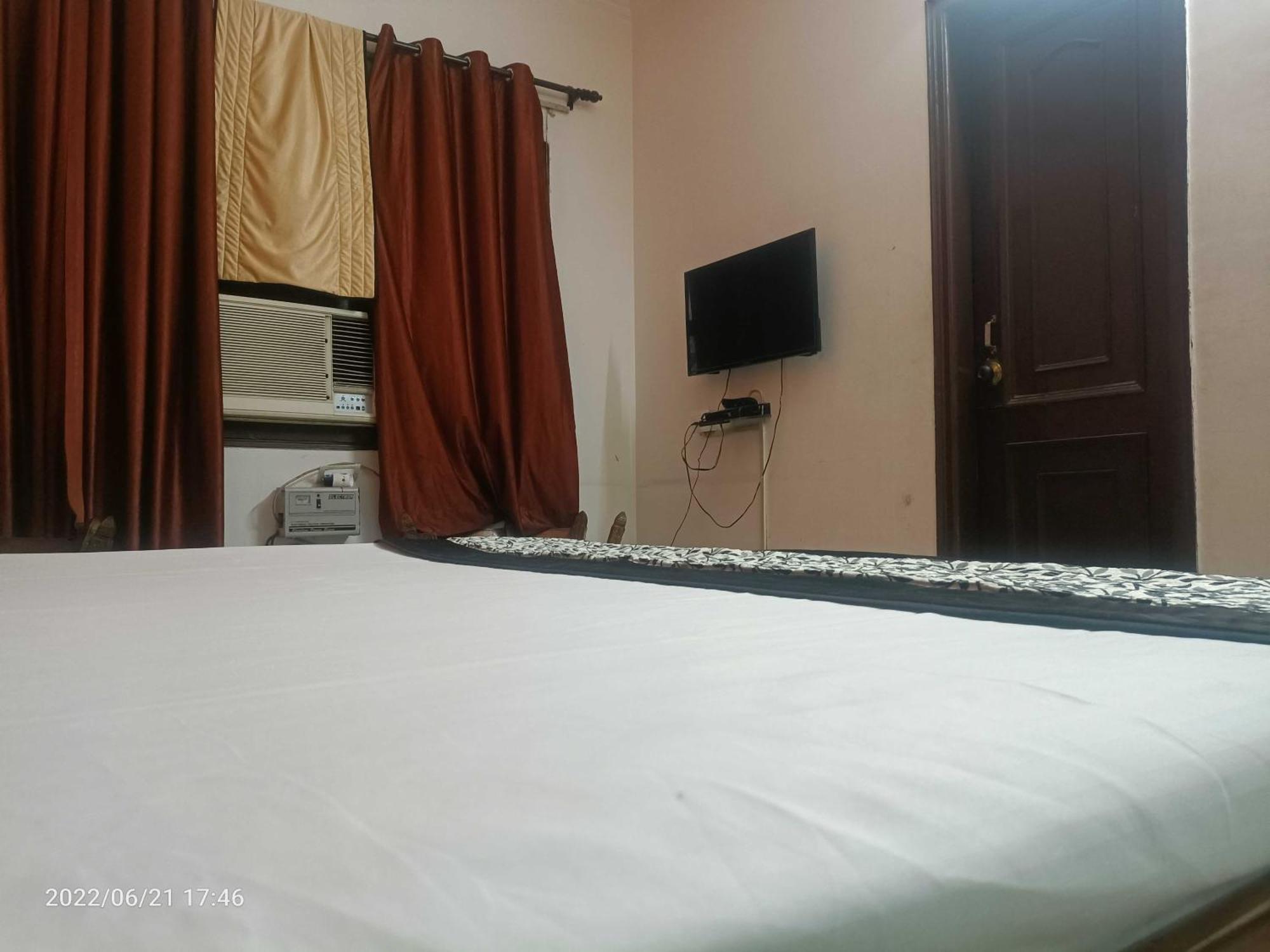 Oyo Metro View Residency Near Snow World Hotel โนอิดา ภายนอก รูปภาพ