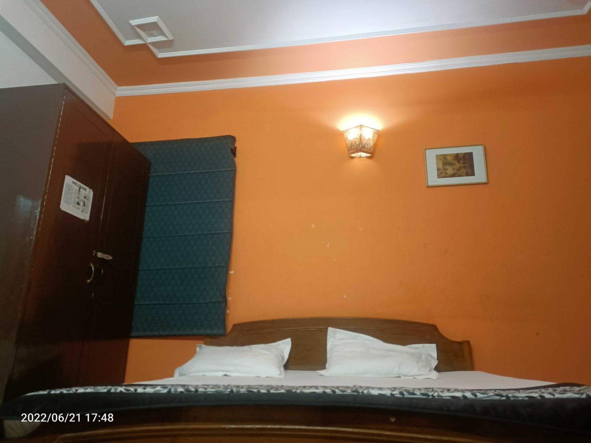 Oyo Metro View Residency Near Snow World Hotel โนอิดา ภายนอก รูปภาพ